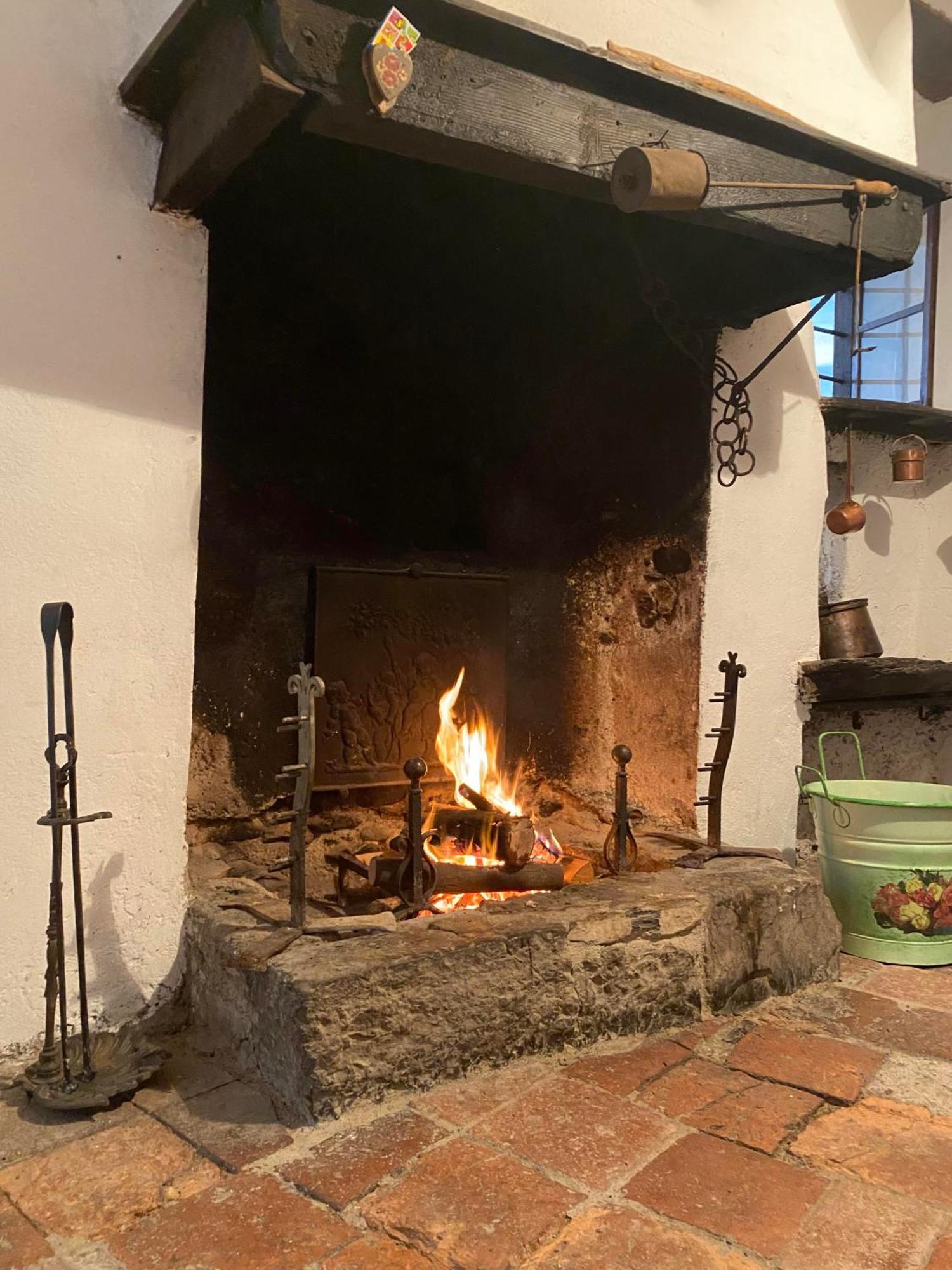 Casa Nel Centro Storico Di Borno Exterior foto