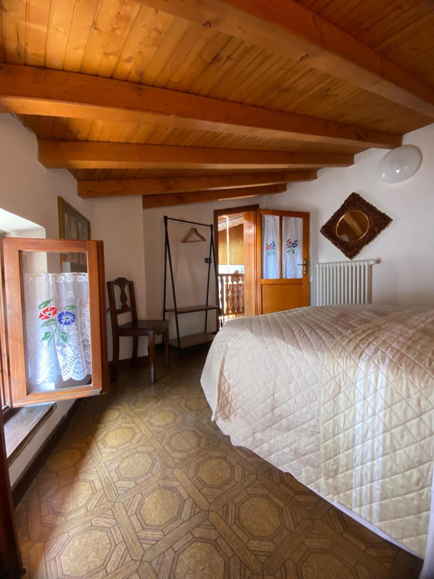 Casa Nel Centro Storico Di Borno Exterior foto