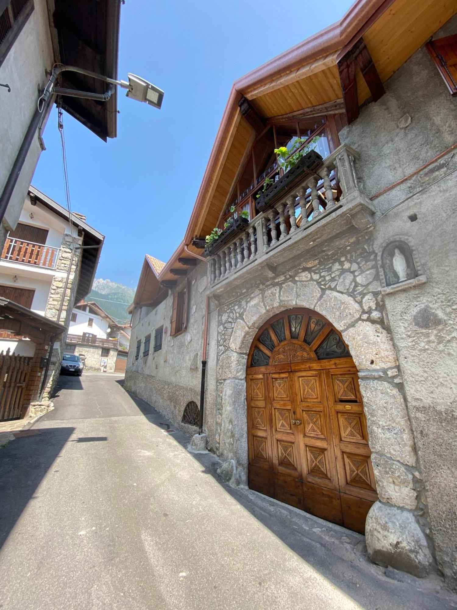 Casa Nel Centro Storico Di Borno Exterior foto