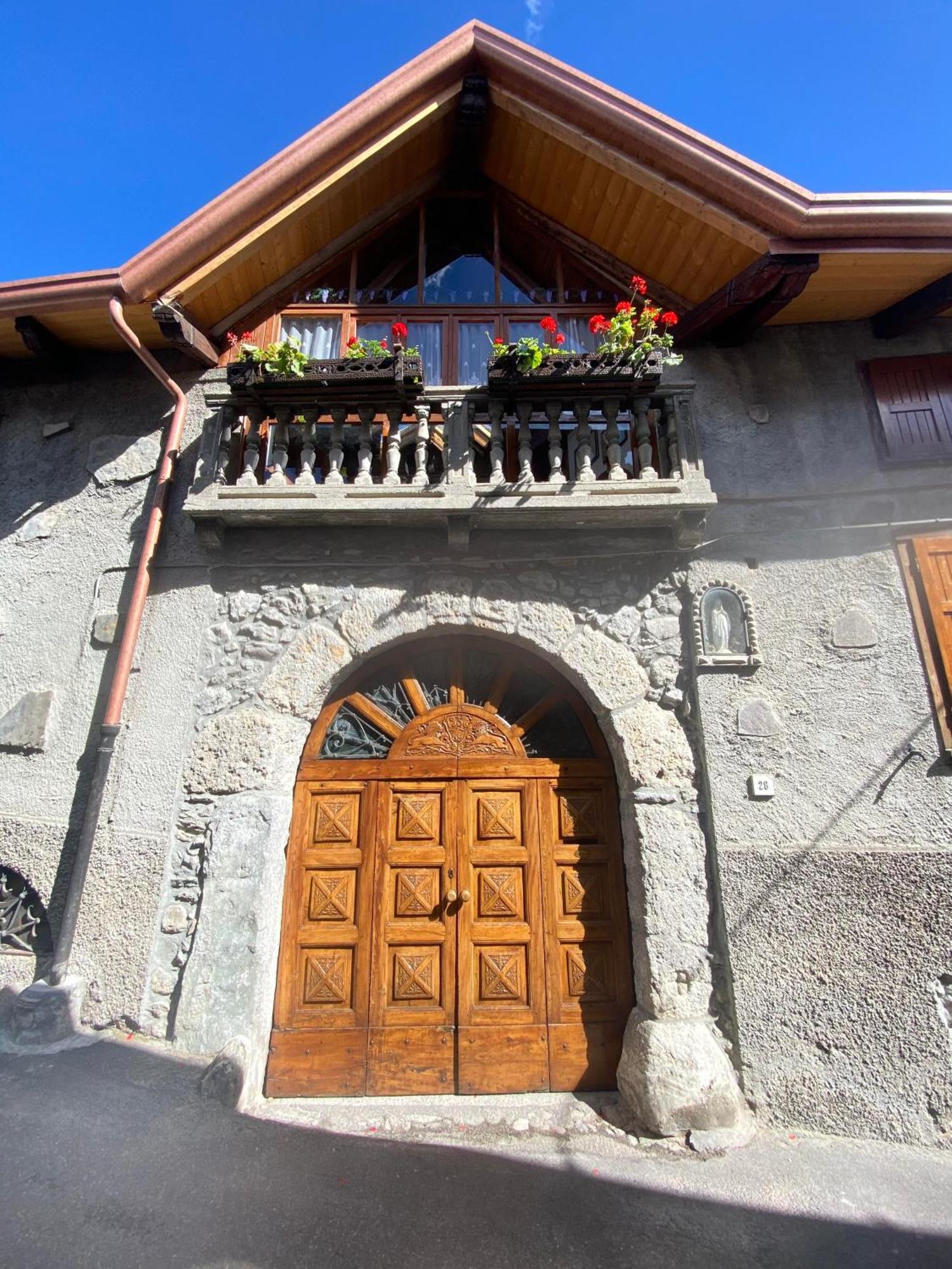 Casa Nel Centro Storico Di Borno Exterior foto